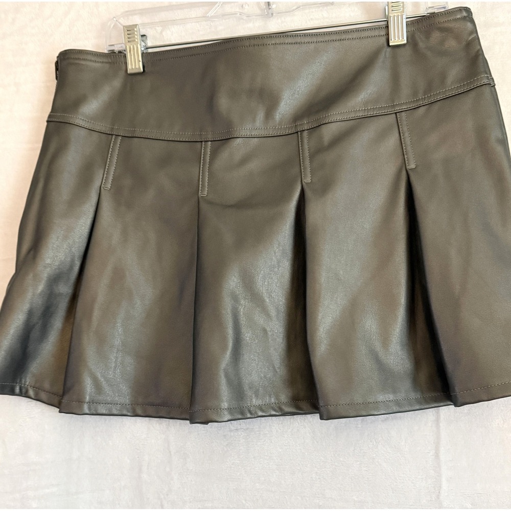 Celebrity Pink Faux Leather Pleated Mini Skirt Pewter Gray Metallic Size Large - Picture 8 of 8